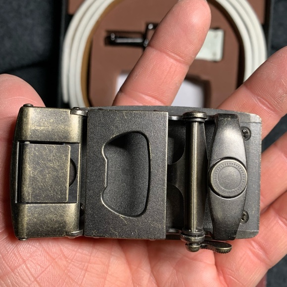 Marino Avenue White Nubuck suede adjustable belt $38 - Picture 3 of 9